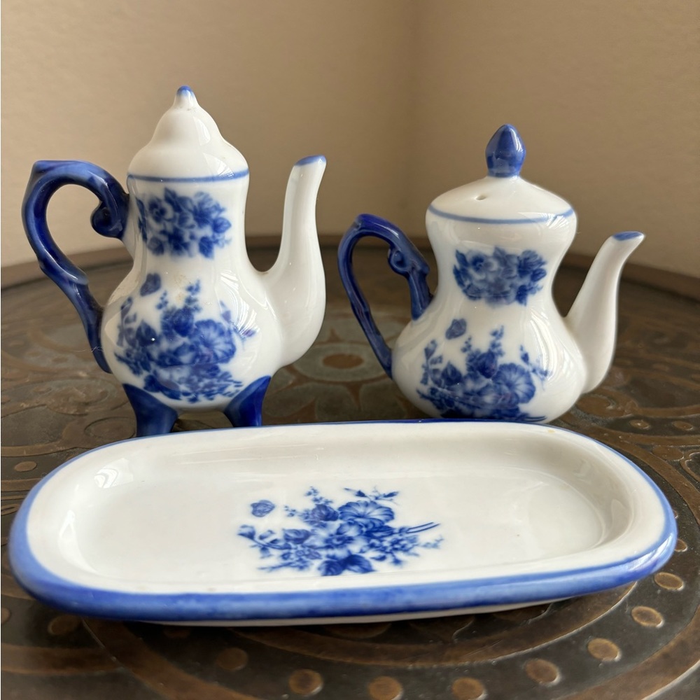 Tea pot salt and pepper shakers